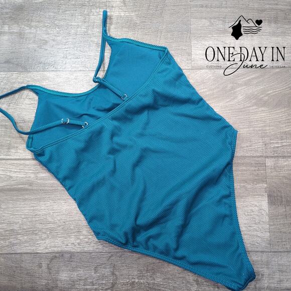 Adisputent Ribbed One Piece Swimsuit Size XL - Picture 4 of 4